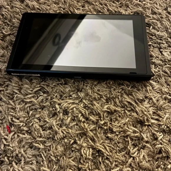 Nintendo Switch - Picture 1 of 2
